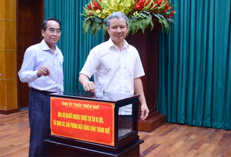 Các cơ quan, đoàn thể, đơn vị và cá nhân ở tỉnh Thừa Thiên Huế đóng góp hỗ trợ gần 1 tỷ đồng cho người nghèo thuộc dự án di dân khỏi khu vực 1 di tích Kinh thành Huế. Các cơ quan, đoàn thể, đơn vị và cá nhân ở tỉnh Thừa Thiên Huế đóng góp hỗ trợ gần 1 tỷ đồng cho người nghèo thuộc dự án di dân khỏi khu vực 1 di tích Kinh thành Huế.