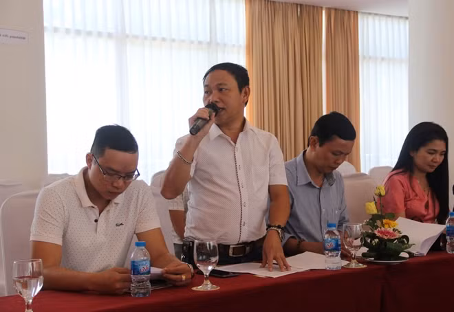 Ông Bùi Ngọc Long, phóng viên thường trú Báo Thanh Niên đặt câu hỏi với Ban tổ chức Liên hoan.