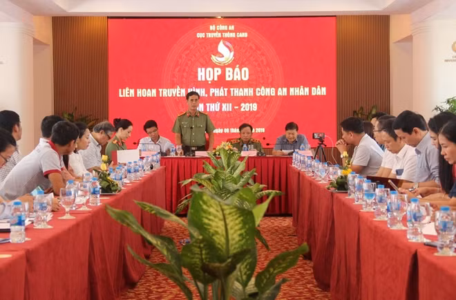 Đại tá Nguyễn Quang Vinh, Phó Cục trưởng Cục Truyền thông CAND, Phó Trưởng ban Thường trực BTC Liên hoan giải đáp các câu hỏi của phóng viên tại buổi họp báo.