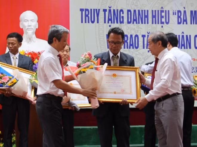 Và trao tặng Huân chương Độc lập hạng Ba cho các gia đình có công với cách mạng.
