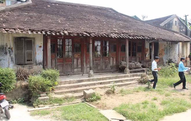 Châu Hương Viên nay chỉ sót lại căn nhà cổ đổ nát, nơi danh nhân Ưng Bình Thúc Giạ Thị từng sinh sống, sáng tác thơ ca.