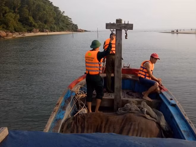 CBCS Đồn Biên phòng cửa khẩu Cảng Chân Mây và lực lượng cứu hộ đã tìm thấy thi thể nạn nhân Sinh trên biển sau nhiều giờ tìm kiếm.
