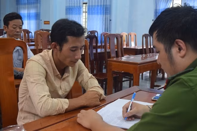Cơ quan công an lấy lời khai các đối tượng đánh bạc tại nhà bà Gái.