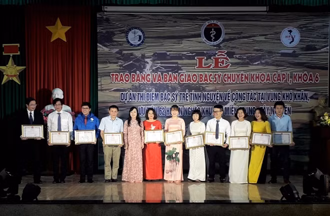 Bộ trưởng Bộ Y tế tặng bằng khen cho các tập thể, cá nhân đạt thành tích trong công tác thực hiện dự án “Thí điểm bác sĩ trẻ tình nguyện về vùng khó khăn”.
