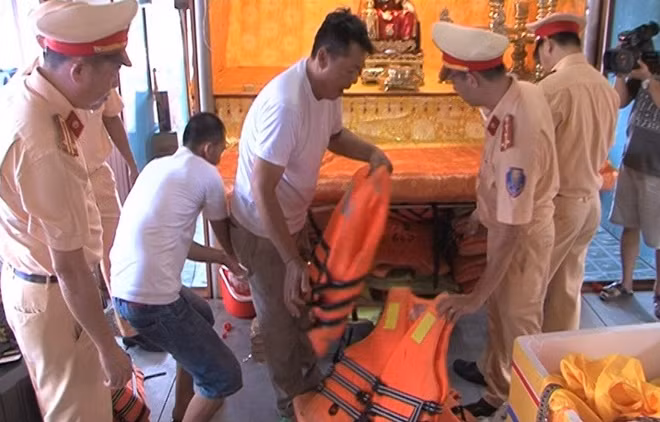 Kiểm tra trang thiết bị cứu hộ, áo phao trên thuyền rồng.