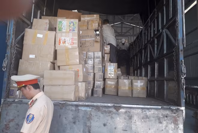 Hàng trăm kiện hàng chứa hàng hóa không rõ nguồn gốc được chở trên xe tải BKS 51C-939.25.