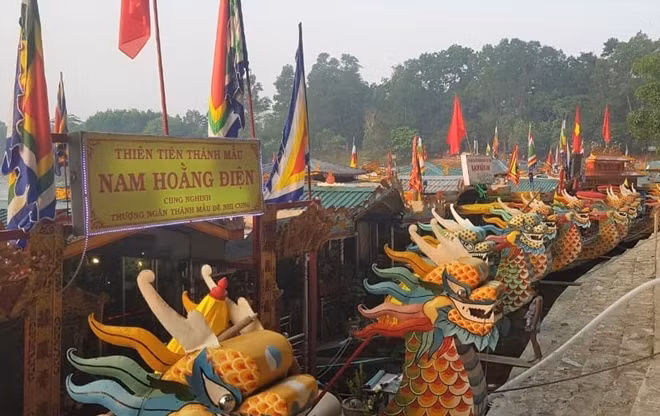 Thuyền rồng chở khách tham dự lễ hội Điện Huệ Nam.