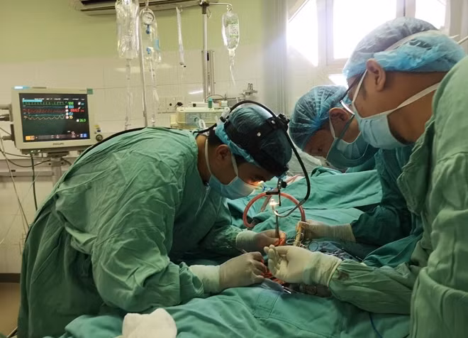 Các bác sĩ thực hiện hỗ trợ ECMO và bóng đối xung động mạch cho bệnh nhân H.