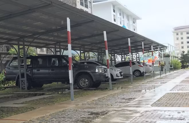 Đoàn kiểm tra liên ngành của UBND TP Huế yêu cầu Công ty Xuân Phú phải thực hiện hoàn chỉnh các thủ tục liên quan trước khi tiếp tục lắp dựng hạng mục nhà giữ xe ôtô.
