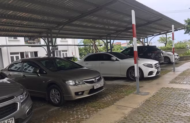 Việc Công ty Xuân Phú thu phí giữ xe ô tô cao gần gấp đôi so với quy định khiến nhiều hộ dân ở chung cư Xuân Phú bức xúc.