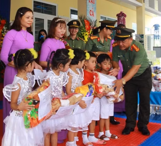 Đại tá Lê Văn Vũ, Phó Giám đốc Công an tỉnh Thừa Thiên Huế tặng chăn ấm cho các em học sinh trường mầm non Thượng Lộ.