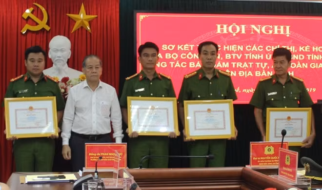 Chủ tịch UBND tỉnh Thừa Thiên Huế Phan Ngọc Thọ tặng bằng khen cho các cá nhân về thành tích xuất sắc trong công tác đảm bảo ANTT, ATGT.