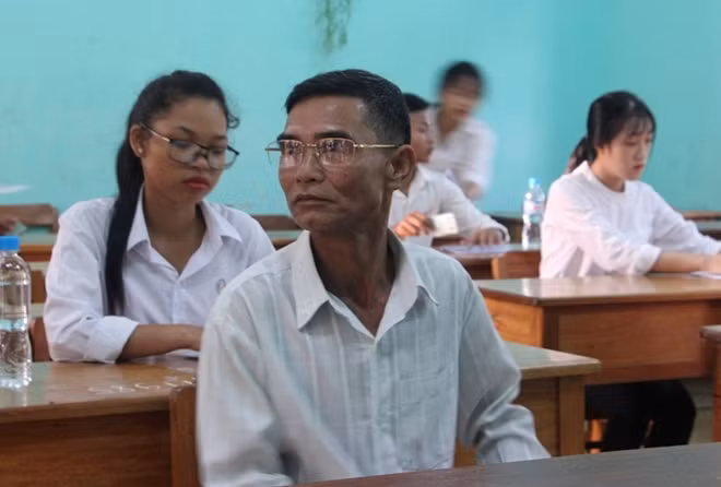 Ông Đông là thí sinh lớn tuổi nhất tham dự kỳ thi THPT quốc gia ở tỉnh Thừa Thiên- Huế.