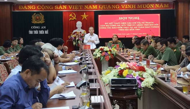 Các đại biểu tham dự hội nghị sơ kết thực hiện Chỉ thị, kế hoạch của Bộ Công an, Ban thường vụ Tỉnh ủy, UBND tỉnh Thừa Thiên Huế về công tác đảm bảo TTATGT.