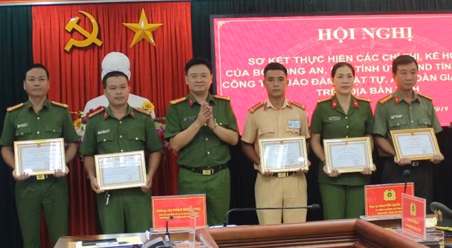 Thượng tá Nguyễn Thanh Tuấn, Phó Giám đốc Công an tỉnh Thừa Thiên Huế tặng giấy khen cho các tập thể, cá nhân.