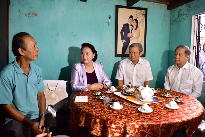 Chủ tịch Quốc hội cùng lãnh đạo tỉnh Thừa Thiên Huế lắng nghe tâm tư, nguyện vọng của các hộ dân sắp được di dời khỏi khu vực 1 Kinh thành Huế đến nơi định cư.