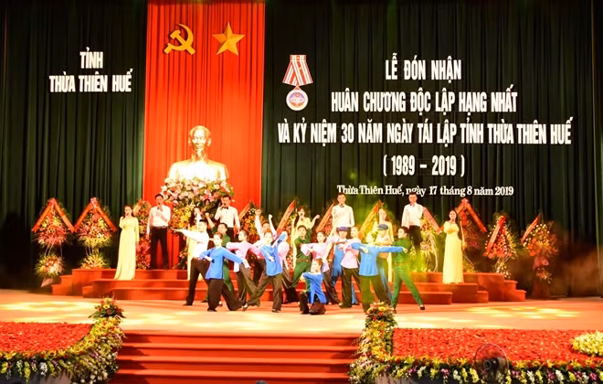 Tỉnh Thừa Thiên Huế trọng thể tổ chức lễ kỷ niệm 30 năm ngày tái lập tỉnh và đón nhận Huân chương Độc lập hạng Nhất.