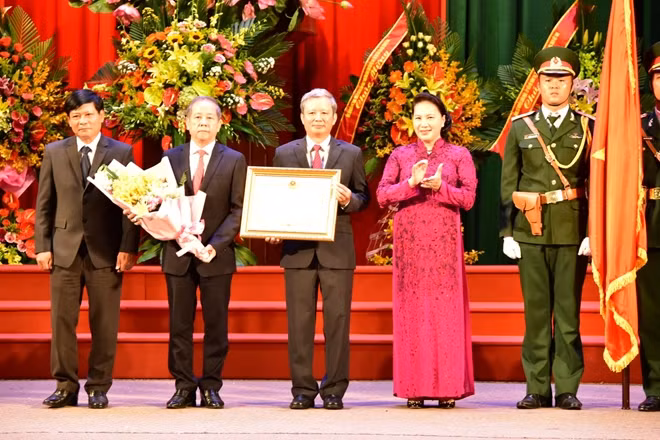 Chủ tịch Quốc hội Nguyễn Thị Kim Ngân trao Huân chương Độc lập hạng Nhất cho Đảng bộ, chính quyền và nhân dân tỉnh Thừa Thiên Huế.