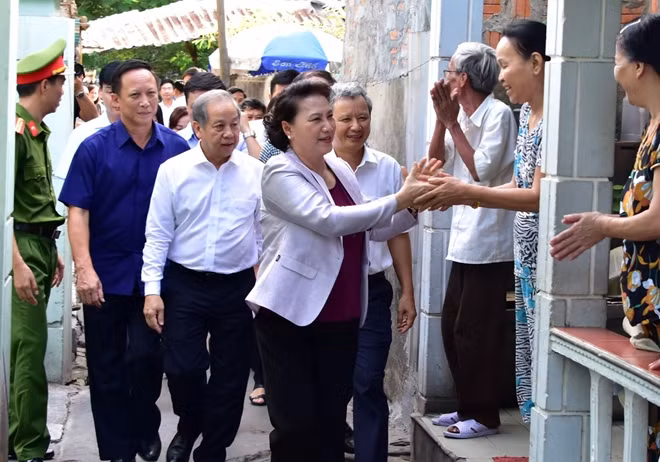 Người dân Huế nchào đón Chủ tịch Quốc hội Nguyễn Thị Kim Ngân và đoàn công tác.