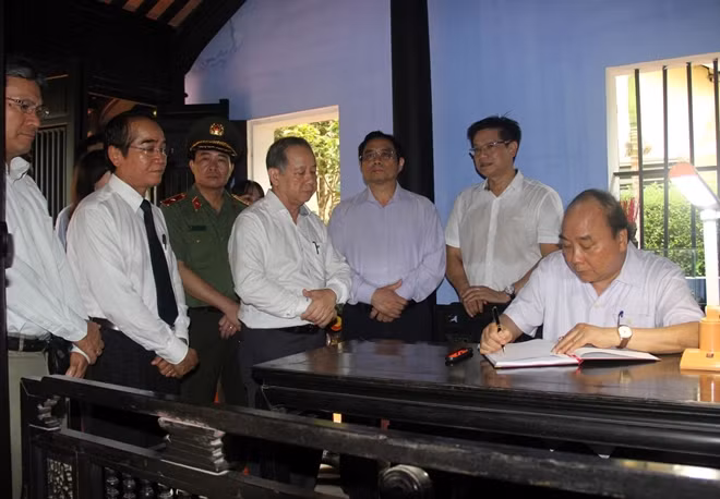 Thủ tướng Nguyễn Xuân Phúc viết vào sổ lưu niệm tại di tích nhà lưu niệm Bác Hồ, TP Huế.
