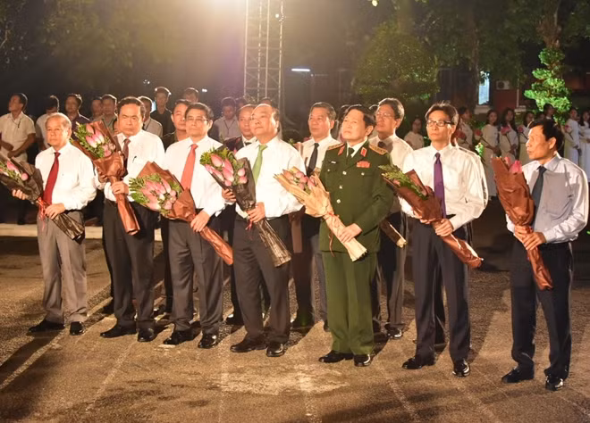 Thủ tướng Nguyễn Xuân Phúc cùng các đồng chí lãnh đạo Đảng, Nhà nước dâng hoa tại tượng đài Nguyễn Tất Thành, trường Quốc học Huế.