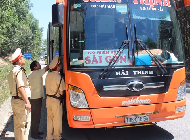 Phòng CSGT Công an tỉnh Thừa Thiên Huế bố trí các tổ công tác tăng cường kiểm tra xe khách trên tuyến QL1A vào dịp lễ 2-9.