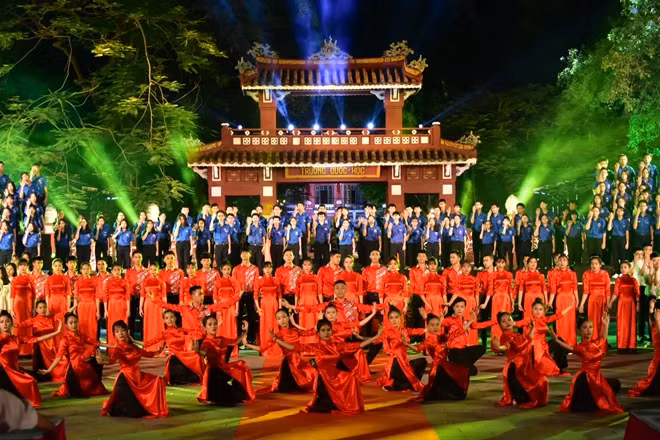 Trường THPT Quốc học Huế, nơi Chủ tịch Hồ Chí Minh từng học tập được chọn làm một trong 4 điểm cầu truyền hình “Bài ca kết đoàn”.
