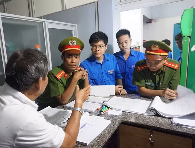 Kiểm tra sổ sách ghi chép tên tuổi bệnh nhân để phục vụ công tác xác minh, điều tra các vụ án liên quan đến TNGT, cố ý gây thương tích.