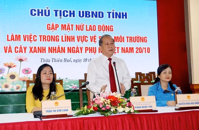 Ông Phan Ngọc Thọ, Chủ tịch UBND tỉnh Thừa Thiên Huế chủ trì buổi gặp mặt nữ lao động làm việc trong lĩnh vực vệ sinh môi trường và cây xanh nhân ngày Phụ nữ Việt Nam 20-10.