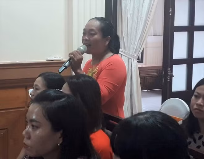 Chị Nguyễn Thị Từ Tâm nêu kiến nghị tại buổi gặp mặt.