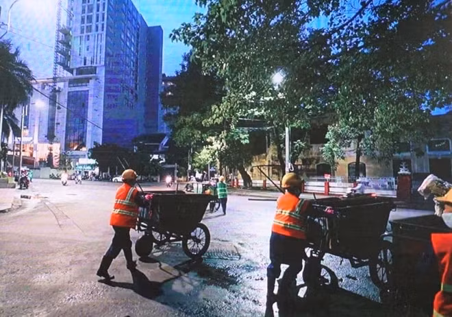 Công việc thường nhật của các nữ công nhân Công ty CP Môi trường và Công trình đô thị Huế.