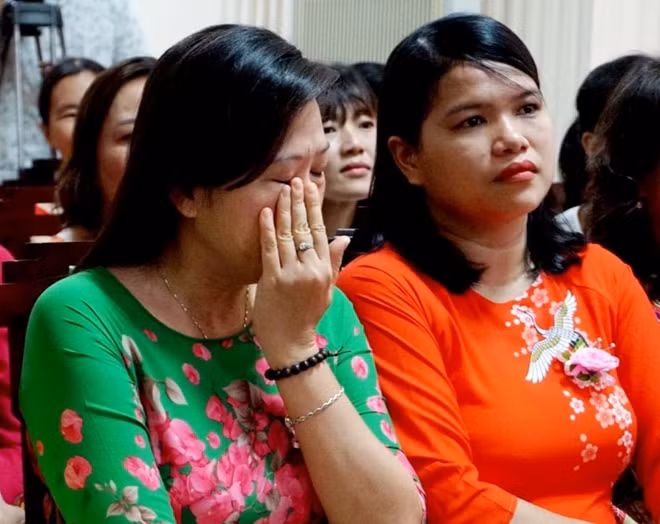 Các nữ công nhân xúc động tại buổi lễ gặp mặt với Chủ tịch tỉnh Thừa Thiên Huế.