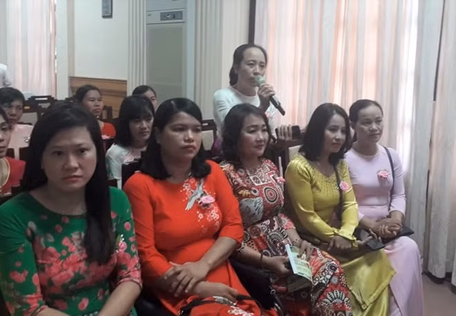 Nữ công nhân môi trường trình bày khó khăn và đề xuất kiến nghị đối với lãnh đạo tỉnh Thừa Thiên Huế.