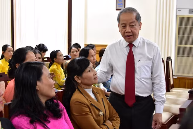 Ông Phan Ngọc Thọ thăm hỏi công việc của các nữ công nhân môi trường.
