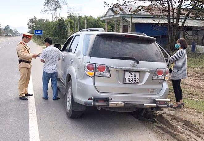 Lực lượng CSGT Trạm Phú Lộc, Phòng CSGT Công an tỉnh Thừa Thiên Huế kiểm tra, xử lý xe ôtô vi phạm quy định vận chuyển hành khách.