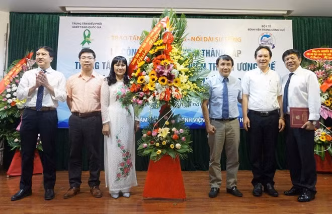 Lãnh đạo Bệnh viện Trung ương Huế và Trung tâm ĐPGT Quốc gia cùng các đại biểu tại lễ công bố quyết định thành lập Trung tâm ghép tạng Bệnh viện Trung ương Huế.