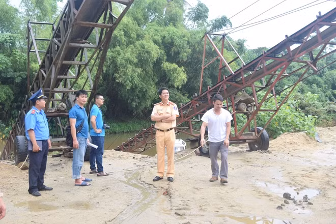 Cơ quan Công an cùng các đơn vị kiểm tra một số bãi tập kết cát, sỏi của các doanh nghiệp, Công ty có liên quan đến đường dây mua bán hóa đơn trái phép.