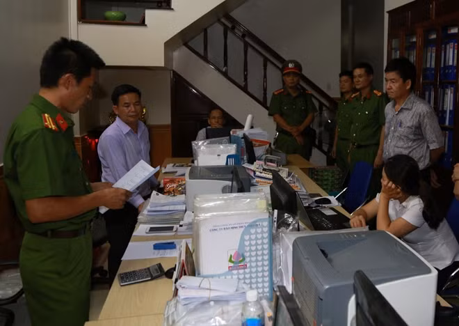 Đọc lệnh khám xét trụ sở DNTN Tuyết Liêm.