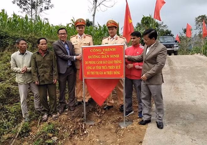 CBCS Phòng CSGT Công an tỉnh Thừa Thiên- Huế bàn giao tuyến đường dân sinh cho người dân ở xã Hồng Thủy.