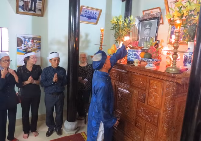 Đại diện các họ tộc ở Lộc An đến thắp nhang.