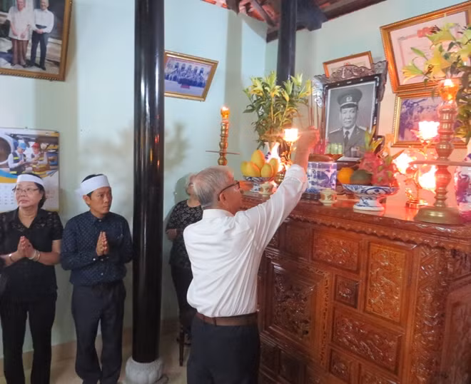 Một người dân ở thôn Bàn Môn, xã Lộc An viếng Đại tướng Lê Đức Anh.