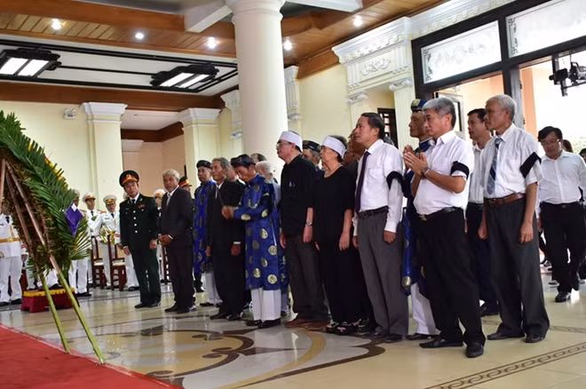 Đại diện Hội đồng họ Lê tỉnh Thừa Thiên- Huế, nhiệm kỳ 2018 – 2023 và Đảng bộ, chính quyền, nhân dân huyện Phú Lộc và xã Lộc An vào viếng Đại tướng.