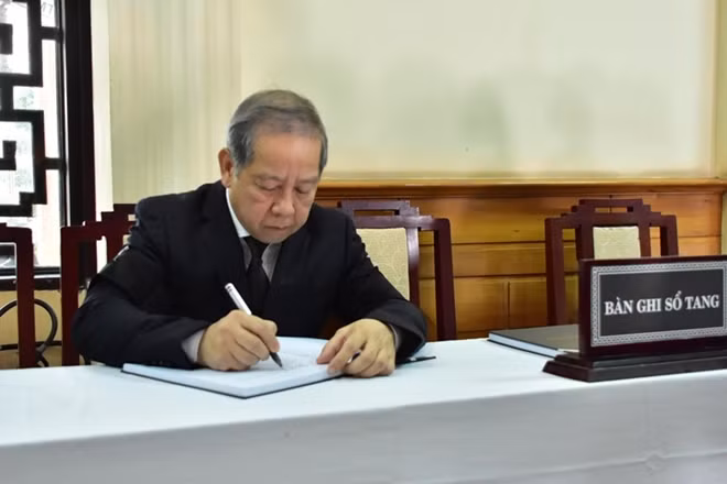 Chủ tịch UBND tỉnh Thừa Thiên- Huế Phan Ngọc Thọ viết vào sổ tang Đại tướng Lê Đức Anh.