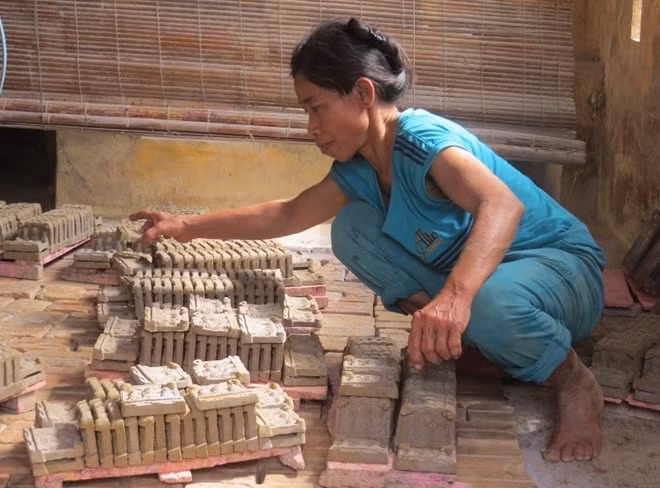 Sau khi tượng đúc xong, người thợ sẽ đưa tượng vào lò nung.