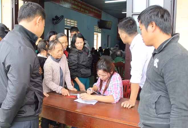Người dân Vinh An, huyện Phú Vang đến làm thủ tục nhận quà Tết.