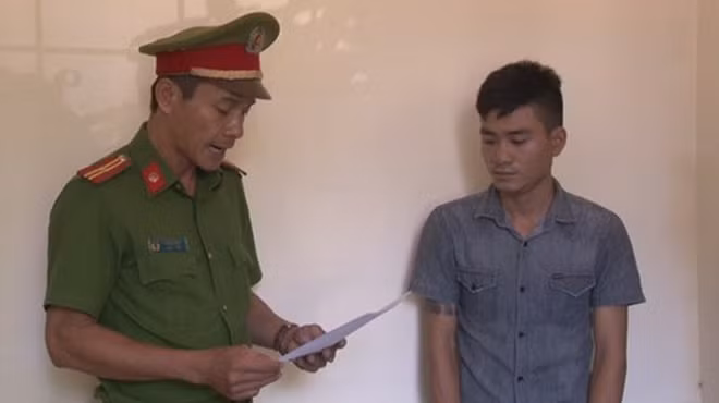 Đối tượng Lê Hoài Lộc lúc bị Cơ quan công an đọc lệnh bắt tạm giam.