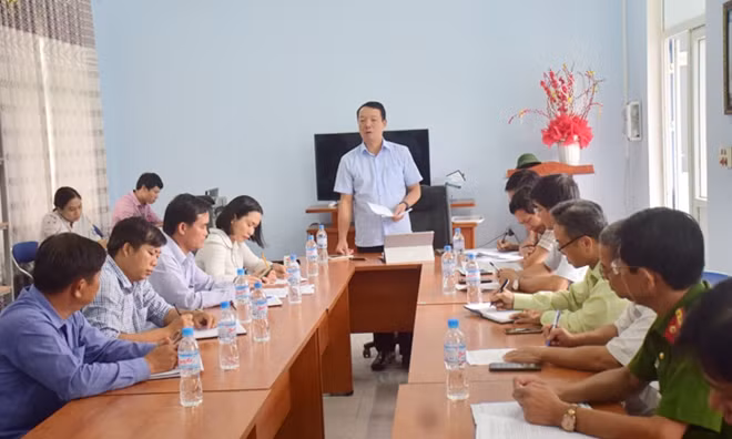 Phó Chủ tịch UBND tỉnh Thừa Thiên Huế Phan Thiên Định (người đứng) cùng đoàn kiểm tra liên ngành làm việc với đại diện chủ đầu tư Công ty Trường Phú và UBND huyện A Lưới về tình hình khai thác cát, sỏi trái phép ở sông A Lin vào ngày 2-7.