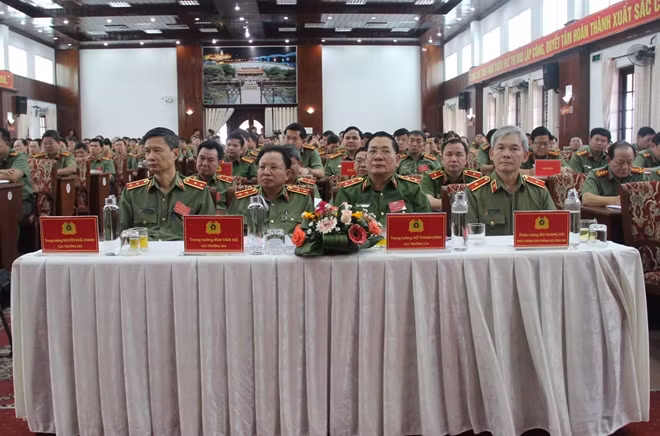 Trung tướng Mai Văn Hà, Cục trưởng Cục truyền thông CAND cùng đại diện lãnh đạo các Cục, Văn phòng Bộ Công an tham dự hội nghị.