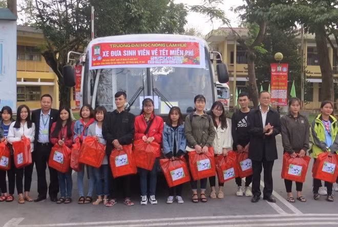 Hiệu trưởng trường ĐH Nông lâm Huế trao tặng những suất quà Tết cho các sinh viên có hoàn cảnh khó khăn đang theo học tại trường.