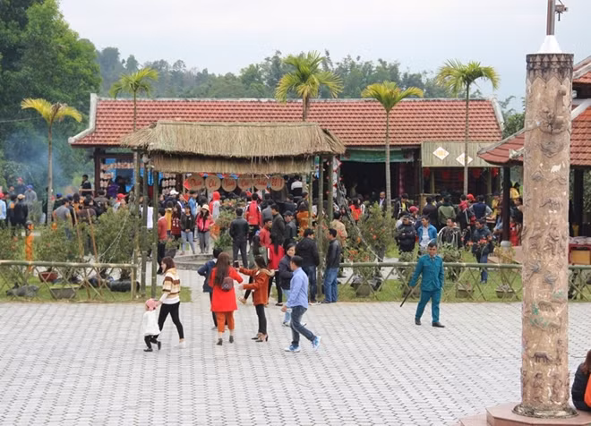 Phiên chợ được tổ chức vào ngày giáp Tết nguyên đán Kỷ Hợi 2019 thu hút đông đảo người dân, du khách tham gia.